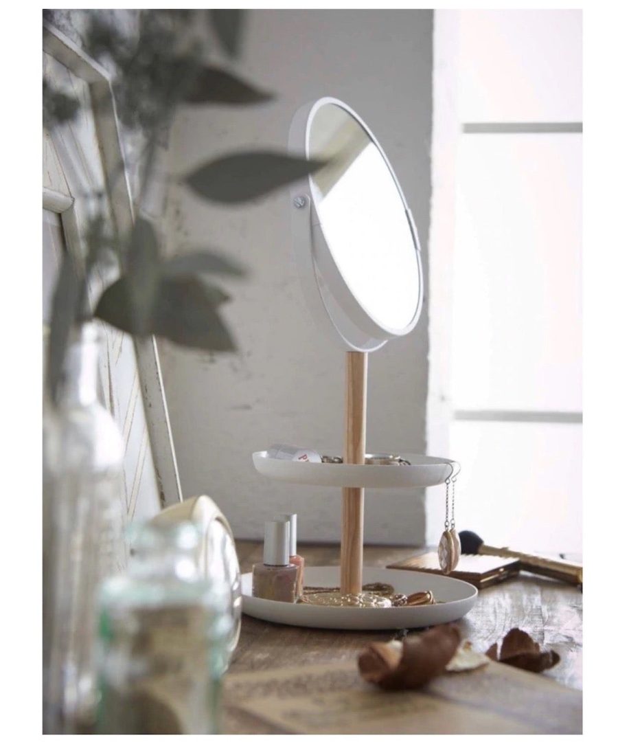 Schminkspiegel mit Ablage